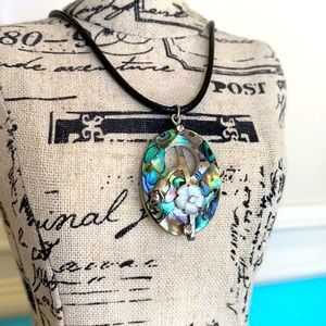 Hawaiian Pearl Necklace with Flowers